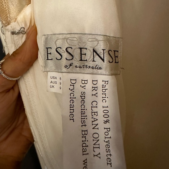 Lace Bodice Wedding Dress. Mermaid Style Bottom. Size 6, fits like a 4 - Picture 12 of 16